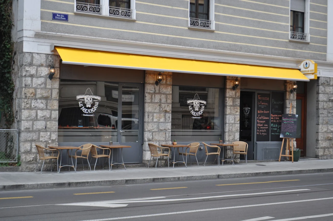 Devanture du restaurant Le Mexicain, store jaune et terrasse, rue des Deux-Ponts à la Jonction (Genève).