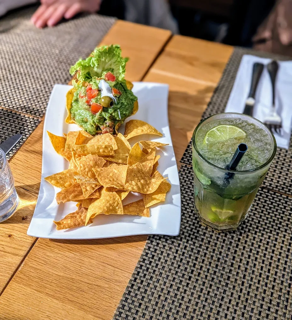 Tacos garnis et totopos de maïs accompagnés d’un cocktail mojito bien frais.